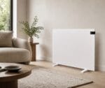 Vrijstaand wit infrarood paneel Superia 600W 60×100 cm met digitale thermostaat in moderne woonkamer